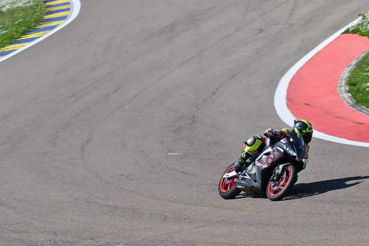 Aprilia RS 457 TEST: impressioni di guida, pregi e difetti [VIDEO E GALLERY] (11)