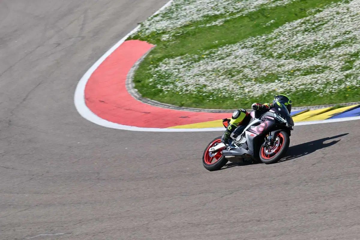 Aprilia RS 457 TEST: impressioni di guida, pregi e difetti [VIDEO E GALLERY] (12)