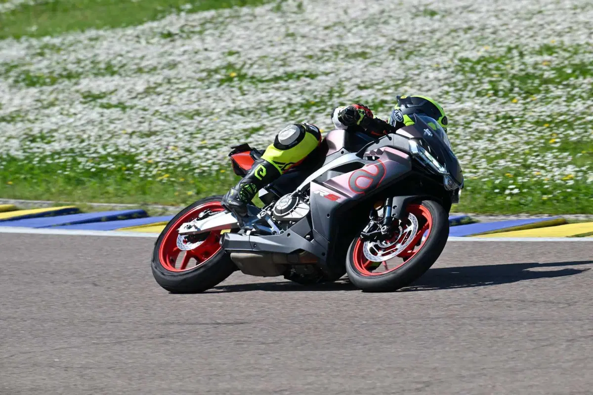 Aprilia RS 457 TEST: impressioni di guida, pregi e difetti [VIDEO E GALLERY] (13)