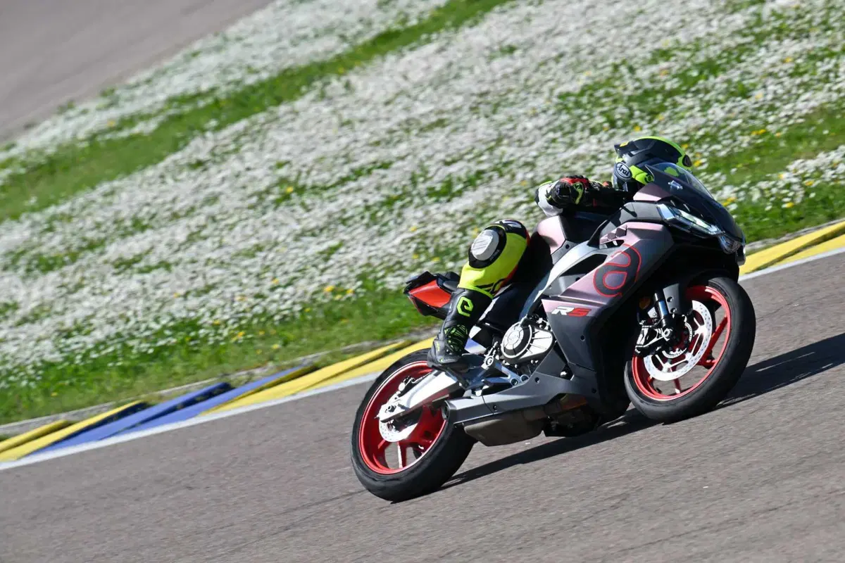 Aprilia RS 457 TEST: impressioni di guida, pregi e difetti [VIDEO E GALLERY] (14)