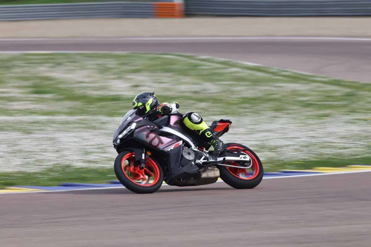 Aprilia RS 457 TEST: impressioni di guida, pregi e difetti [VIDEO E GALLERY] (33)