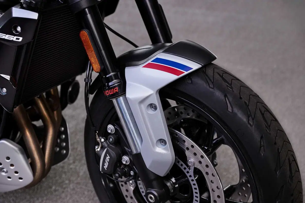 L’omaggio di Triumph, in arrivo l’edizione speciale, la Trident 660 Triple Tribute (2)