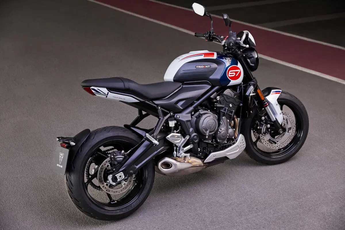 L’omaggio di Triumph, in arrivo l’edizione speciale, la Trident 660 Triple Tribute