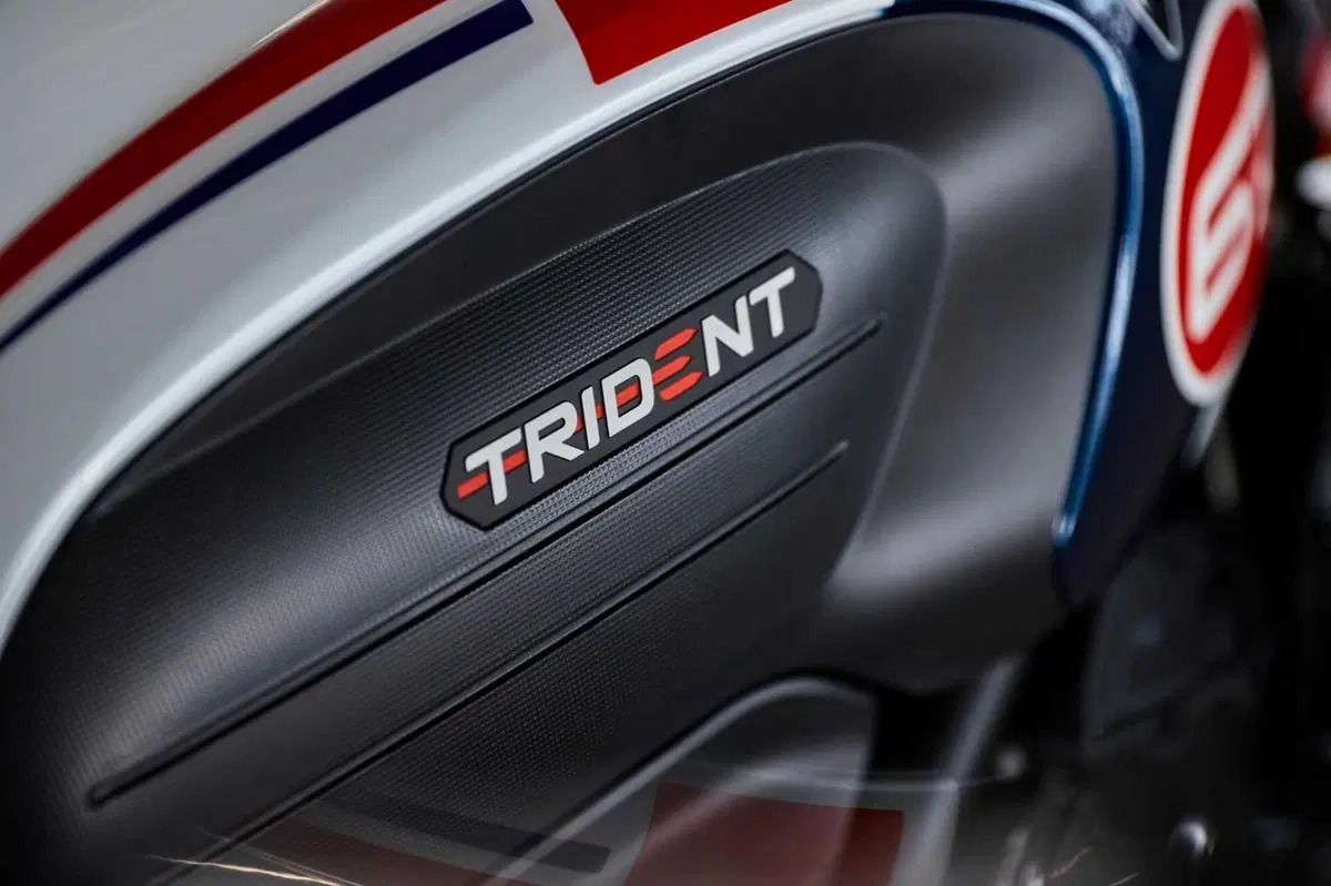 L’omaggio di Triumph, in arrivo l’edizione speciale, la Trident 660 Triple Tribute (4)