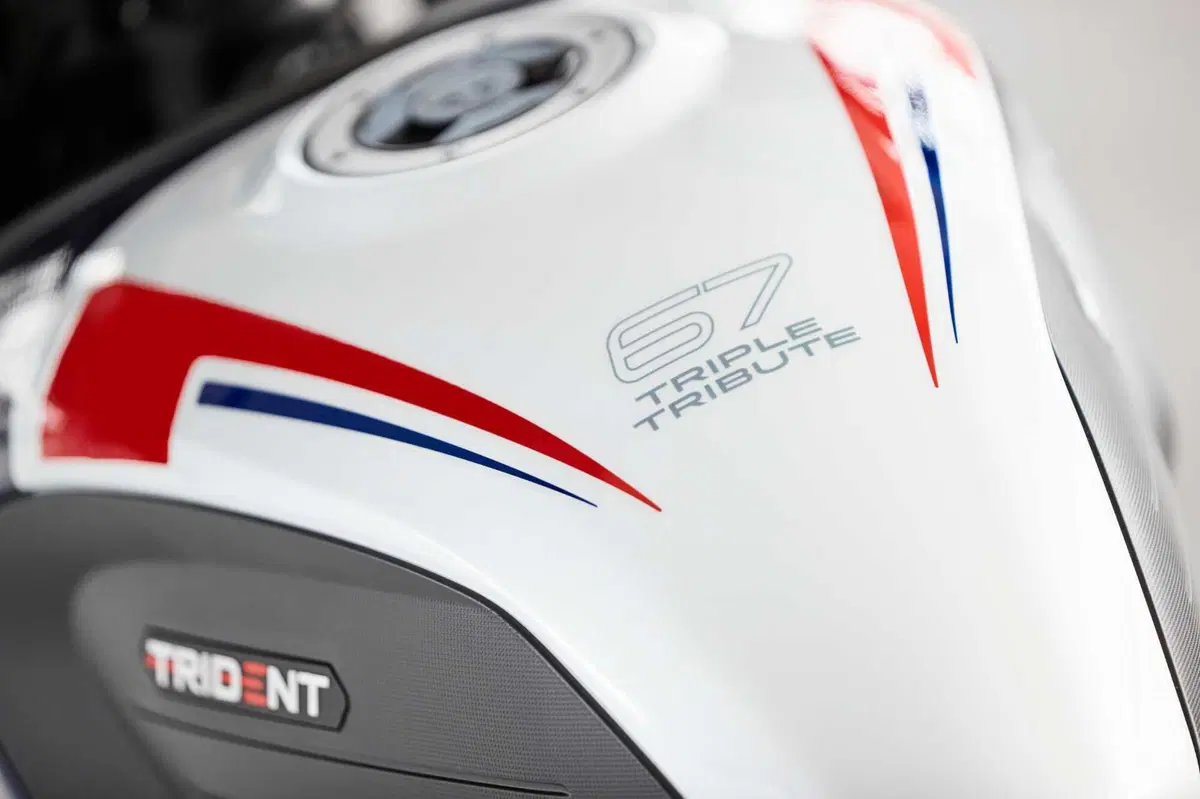 L’omaggio di Triumph, in arrivo l’edizione speciale, la Trident 660 Triple Tribute (6)