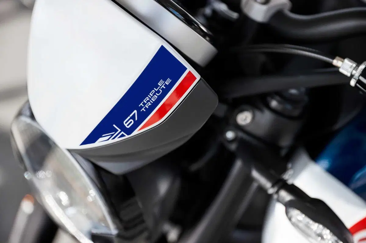 L’omaggio di Triumph, in arrivo l’edizione speciale, la Trident 660 Triple Tribute (9)