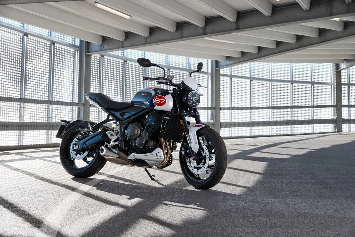 L’omaggio di Triumph, in arrivo l’edizione speciale, la Trident 660 Triple Tribute (5)