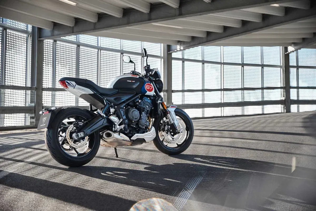L’omaggio di Triumph, in arrivo l’edizione speciale, la Trident 660 Triple Tribute (8)