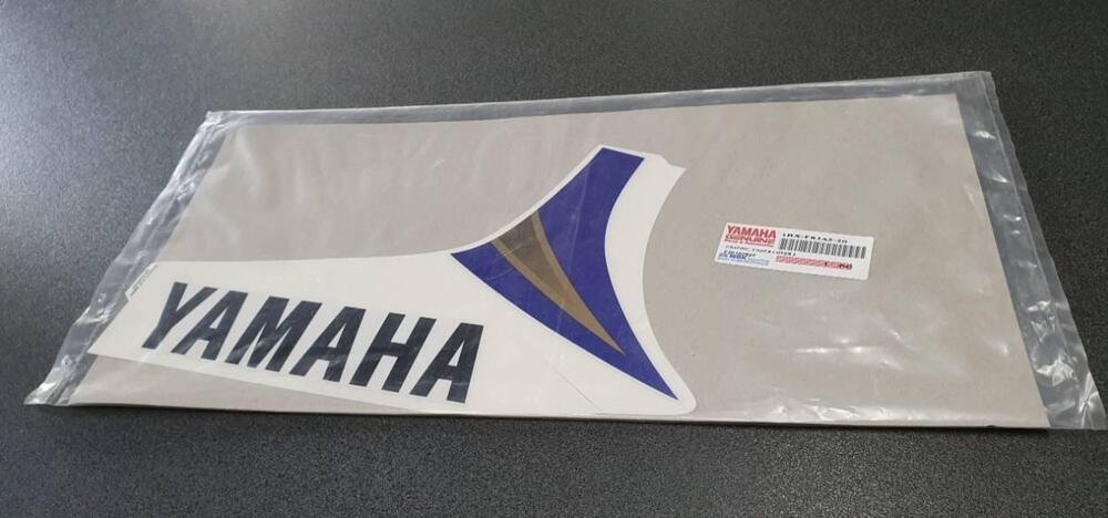 -Emblema Dx Yamaha Aerox 50 1BXF83A22000