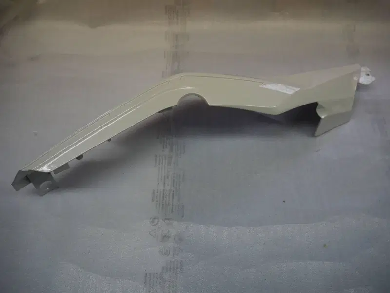 Fianchetto posteriore destro bianco TRK 502 cod. 6 Benelli (2)