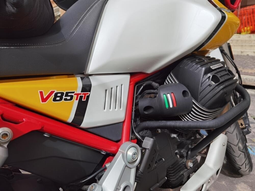 Moto Guzzi V85 TT Evocative Graphics (2019 - 20) (5)