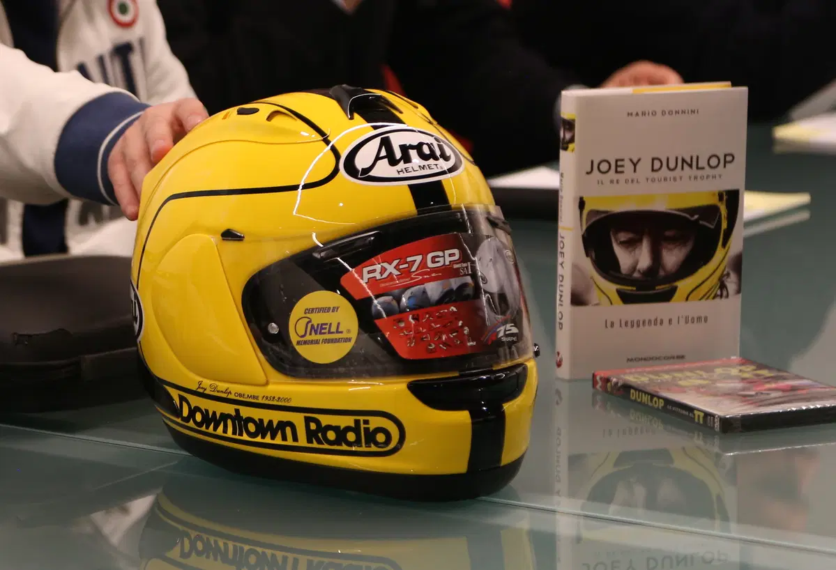 Arai RX7 Joey Dunlop Replica (4)