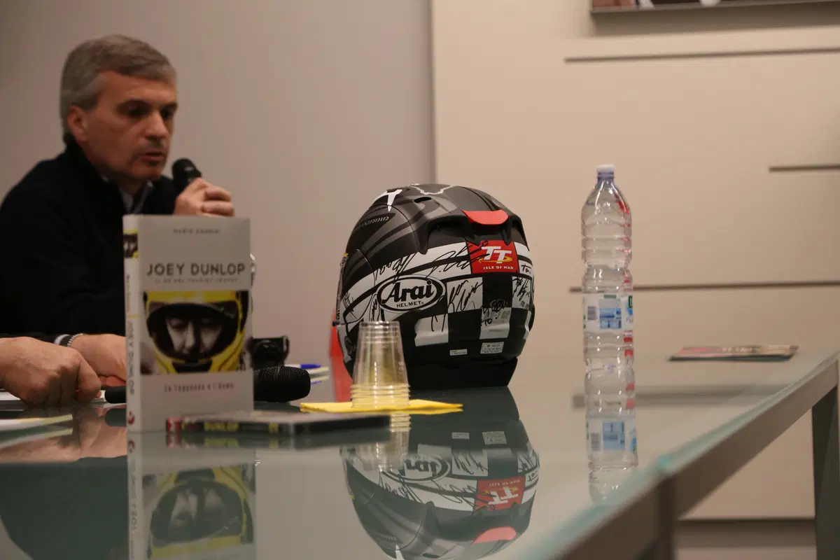Arai RX7 Joey Dunlop Replica (5)
