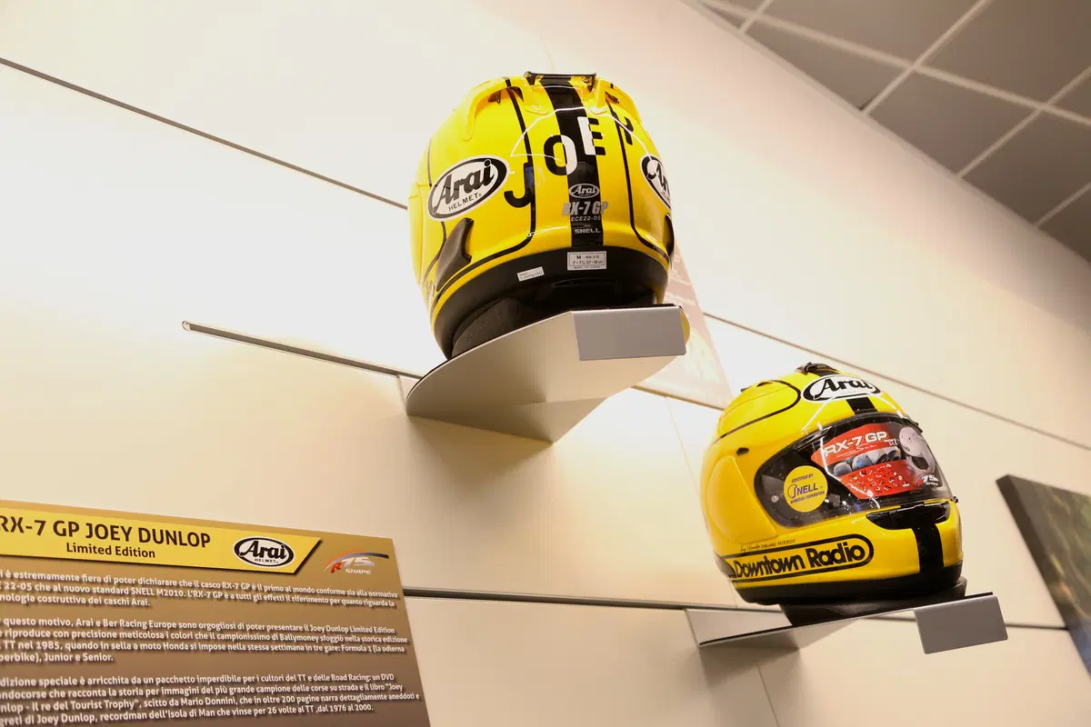 Arai RX7 Joey Dunlop Replica (8)