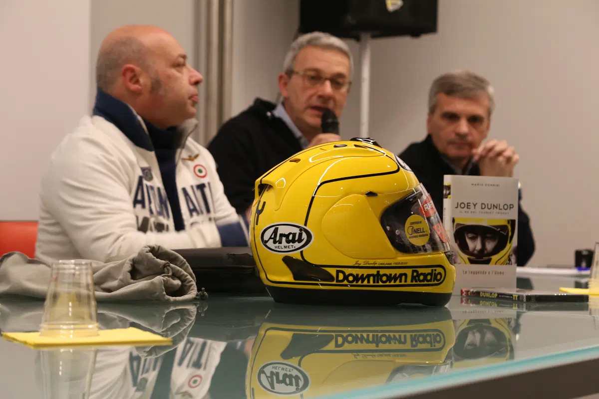 Arai RX7 Joey Dunlop Replica (9)