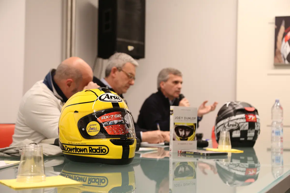 Arai RX7 Joey Dunlop Replica (10)