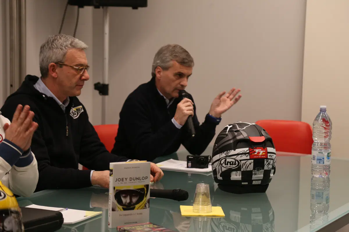Arai RX7 Joey Dunlop Replica (11)