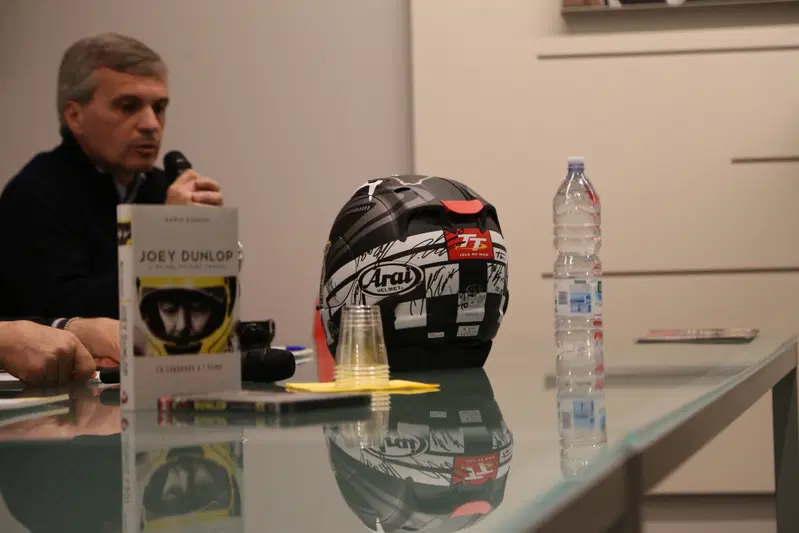 Marco Riva, General Manager Yamaha Racing, e l'Arai RX7 autografato che verr&agrave; messo all'asta