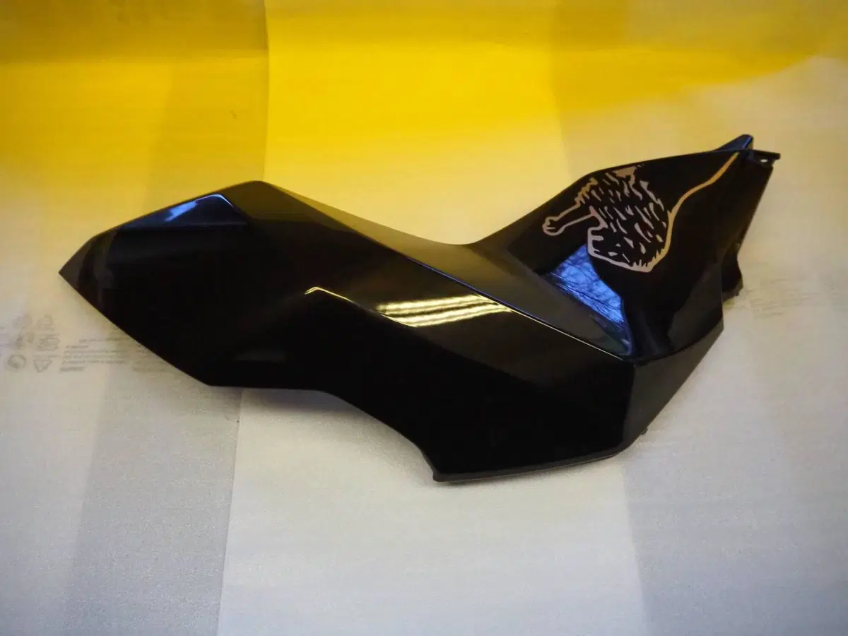 Calotta serbatoio destra grigia TNT 125 cod. 50016 Benelli (2)
