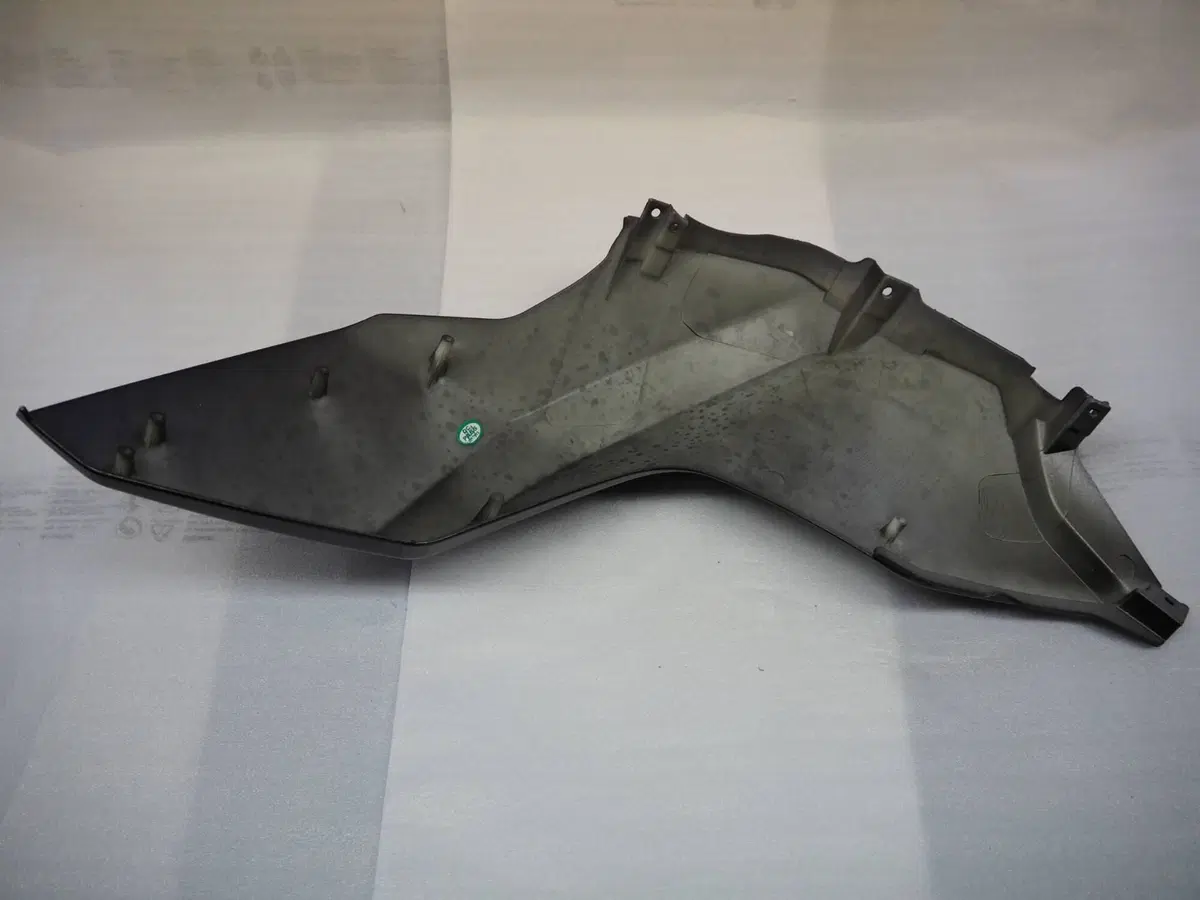 Calotta serbatoio destra grigia TNT 125 cod. 50016 Benelli (3)