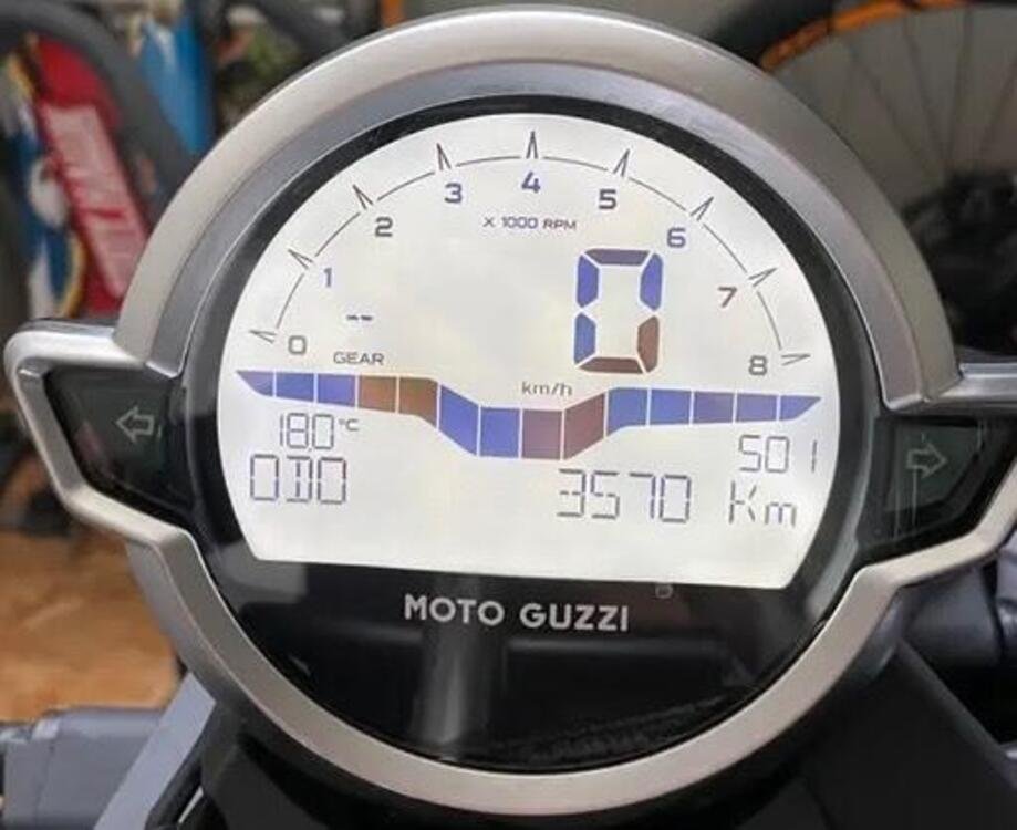 Moto Guzzi V9 Bobber (2021 - 24) (5)