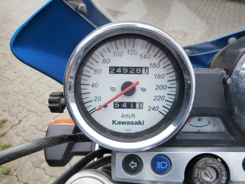 Kawasaki ZR-7 (2001 - 04) (7)