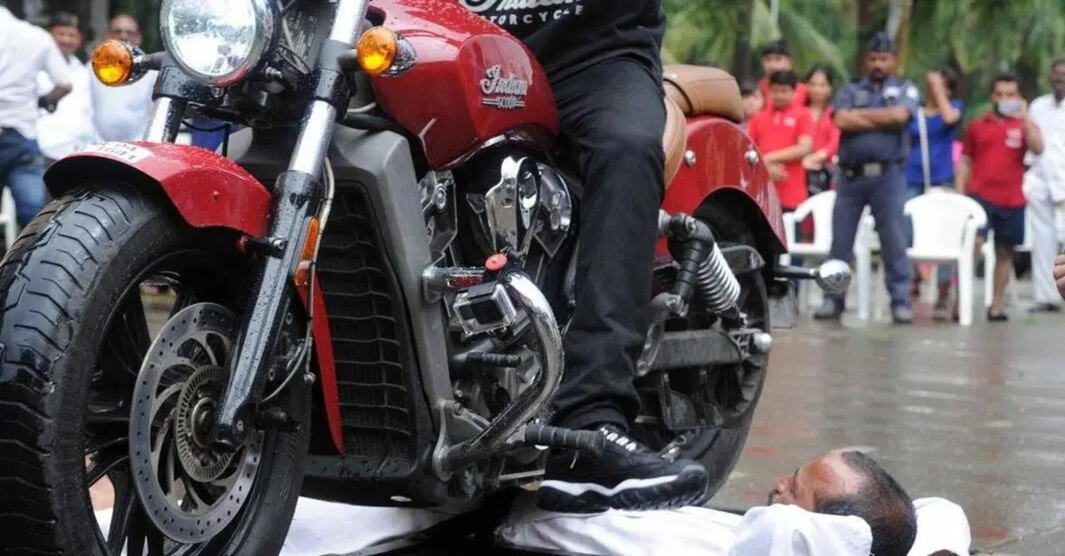 "Investito" da 376 moto: &egrave; record mondiale! (VIDEO)