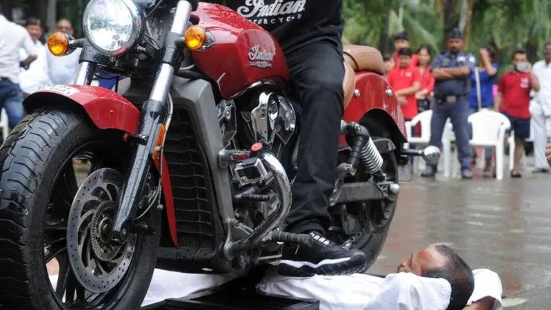 "Investito" da 376 moto: &egrave; record mondiale! (VIDEO)