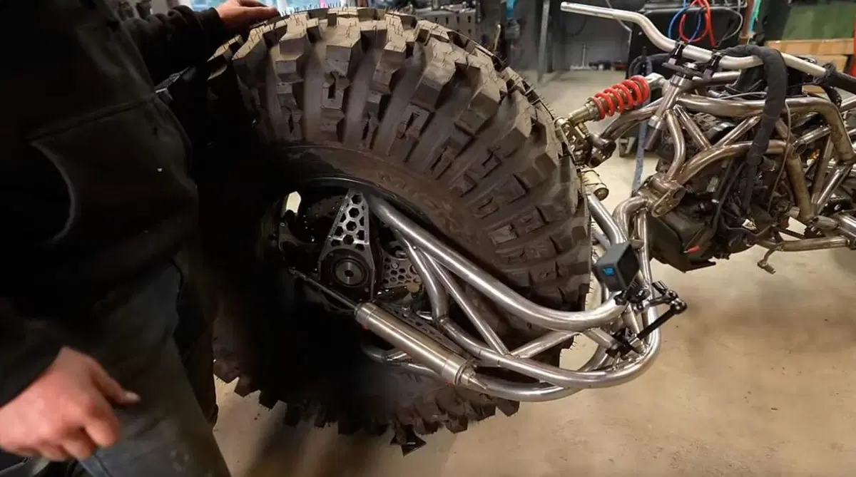 160 CV su un chopper con ruote da 46 pollici? Sì, in America lo hanno fatto [VIDEO] (4)