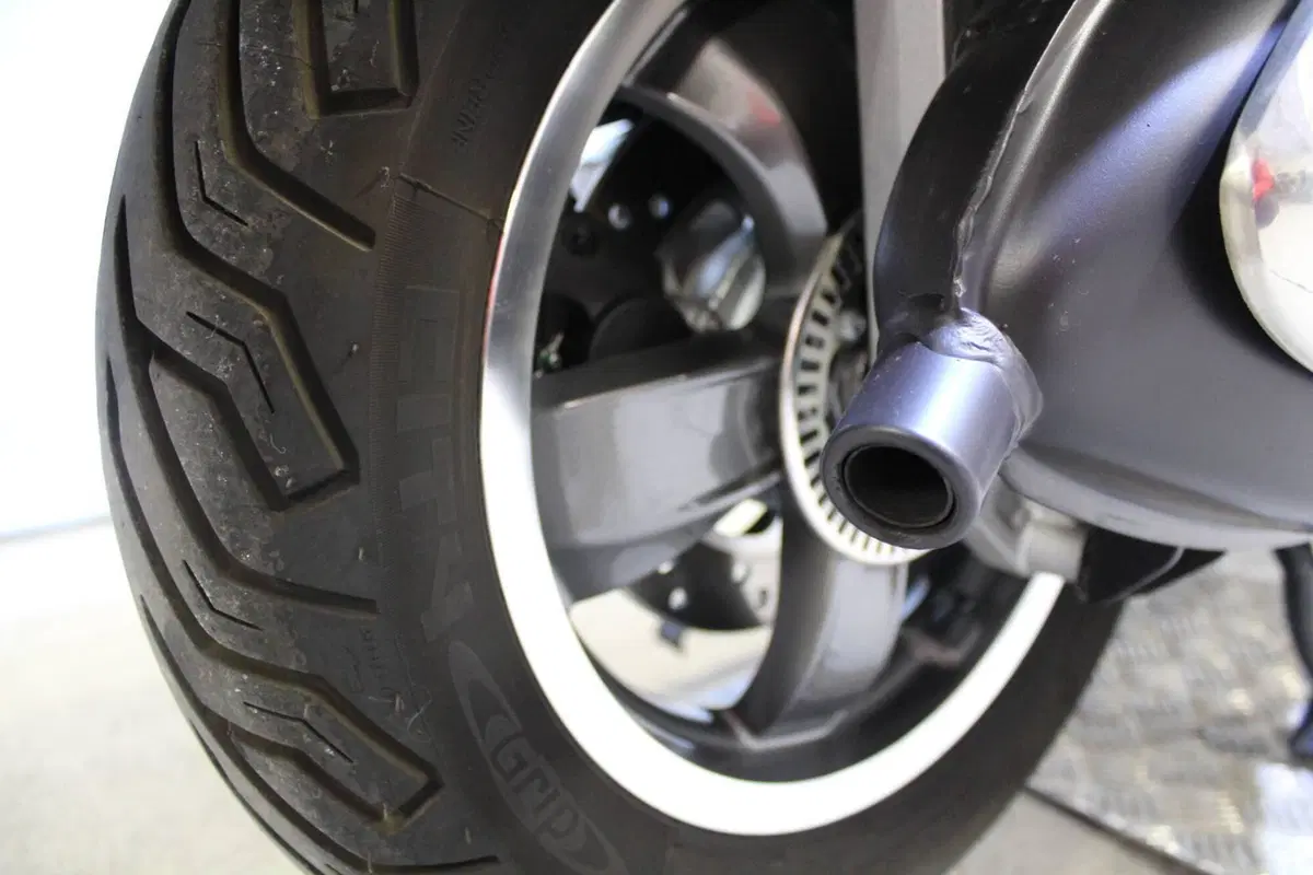 Vespa GTS 300 Supertech hpe 75th (2021) (4)
