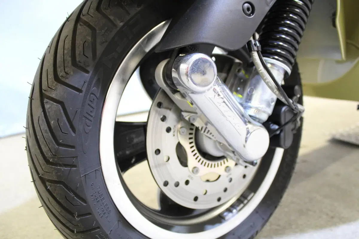 Vespa GTS 300 Supertech hpe 75th (2021) (13)
