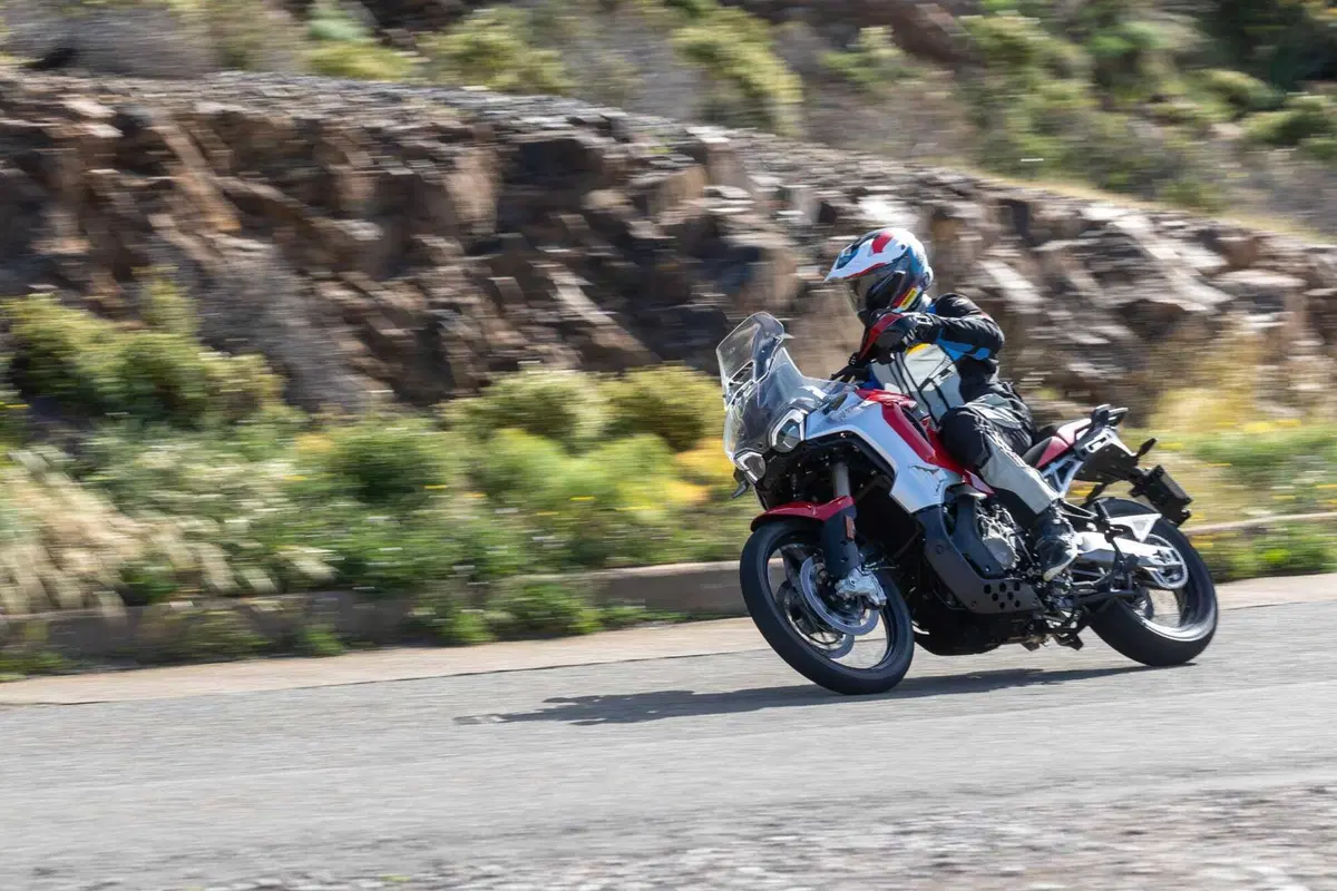 MV Agusta Enduro Veloce TEST: pregi e difetti della prima maxi enduro della Casa italiana [VIDEO]