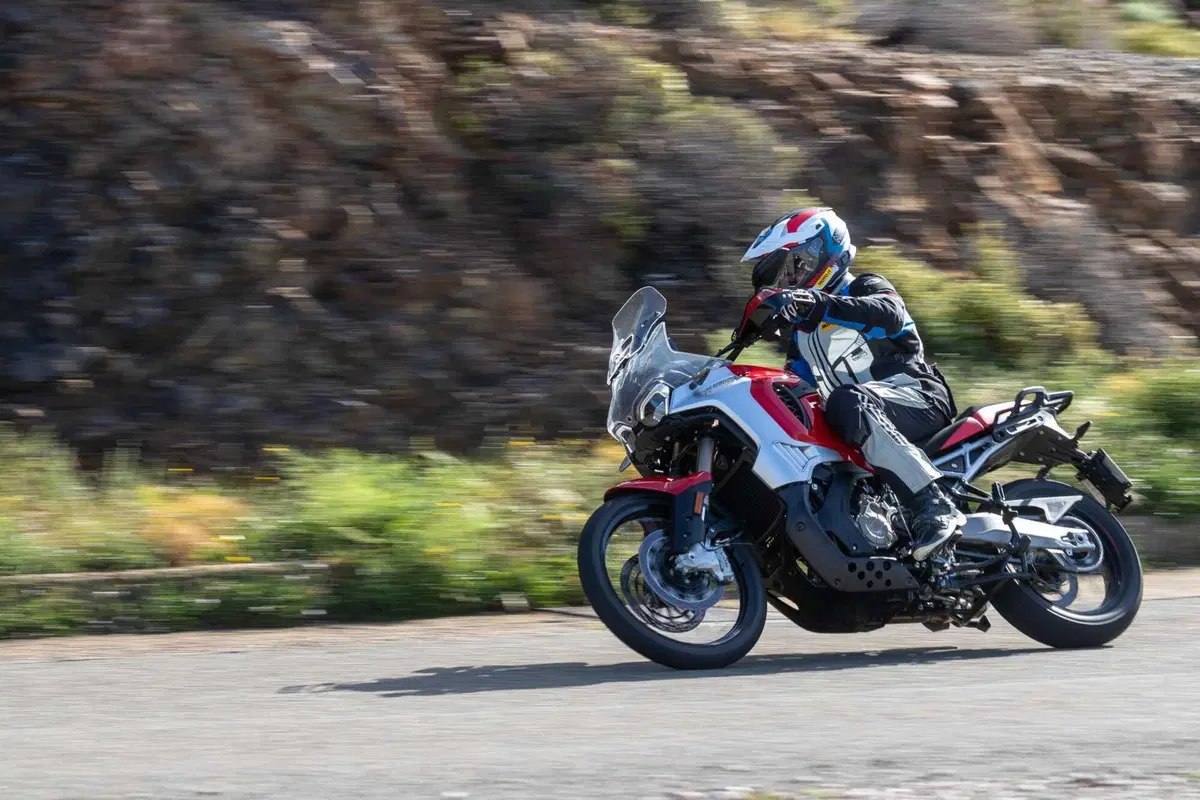 MV Agusta Enduro Veloce TEST: pregi e difetti della prima maxi enduro della Casa italiana [VIDEO] (2)