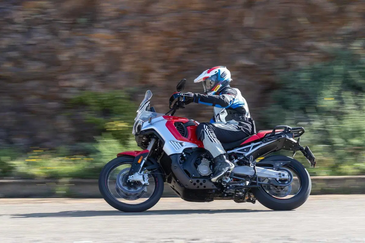 MV Agusta Enduro Veloce TEST: pregi e difetti della prima maxi enduro della Casa italiana [VIDEO] (3)
