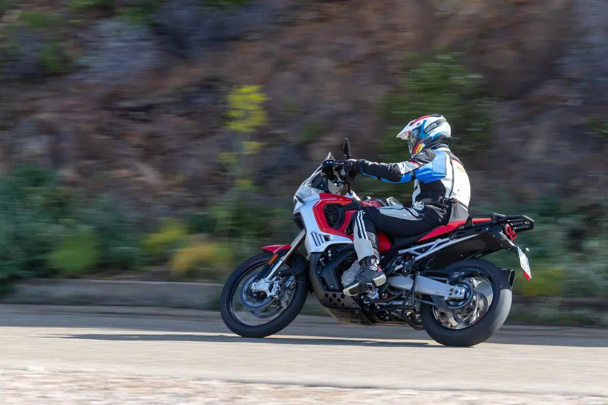 MV Agusta Enduro Veloce TEST: pregi e difetti della prima maxi enduro della Casa italiana [VIDEO] (4)