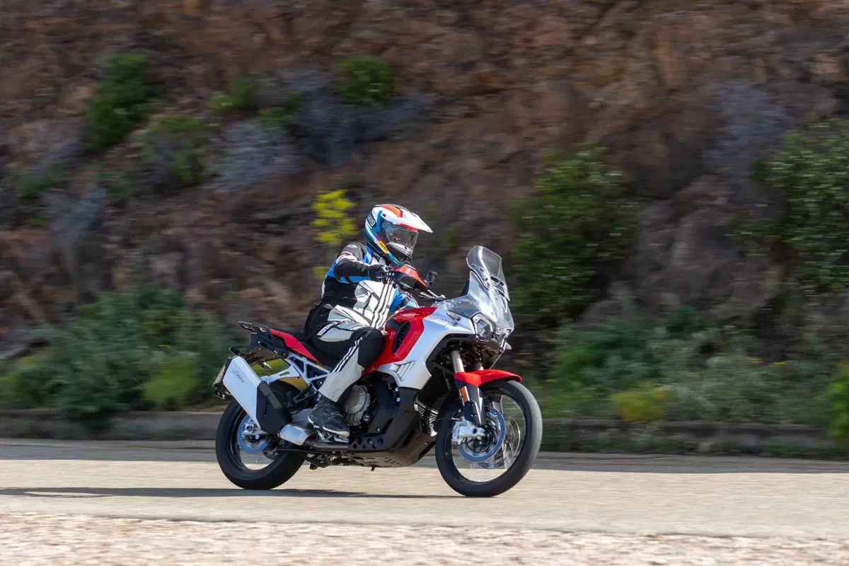 MV Agusta Enduro Veloce TEST: pregi e difetti della prima maxi enduro della Casa italiana [VIDEO] (5)
