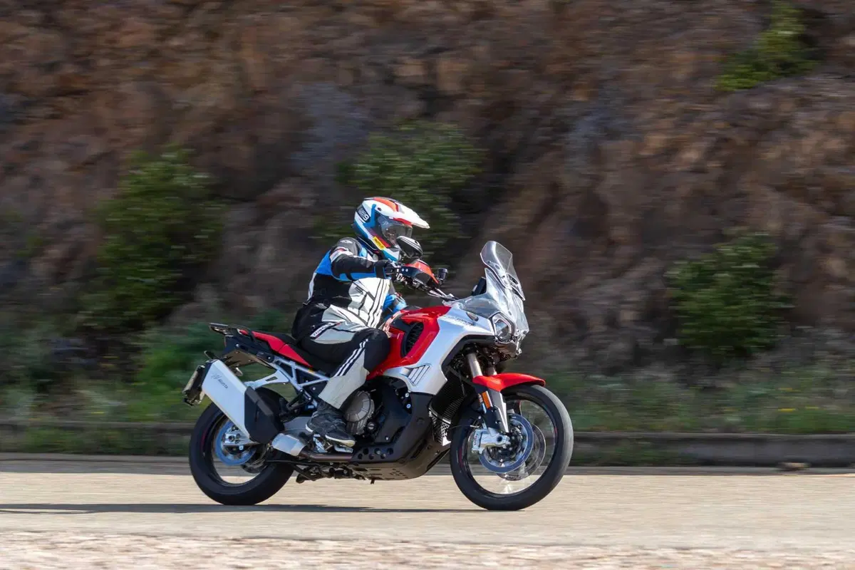 MV Agusta Enduro Veloce TEST: pregi e difetti della prima maxi enduro della Casa italiana [VIDEO]