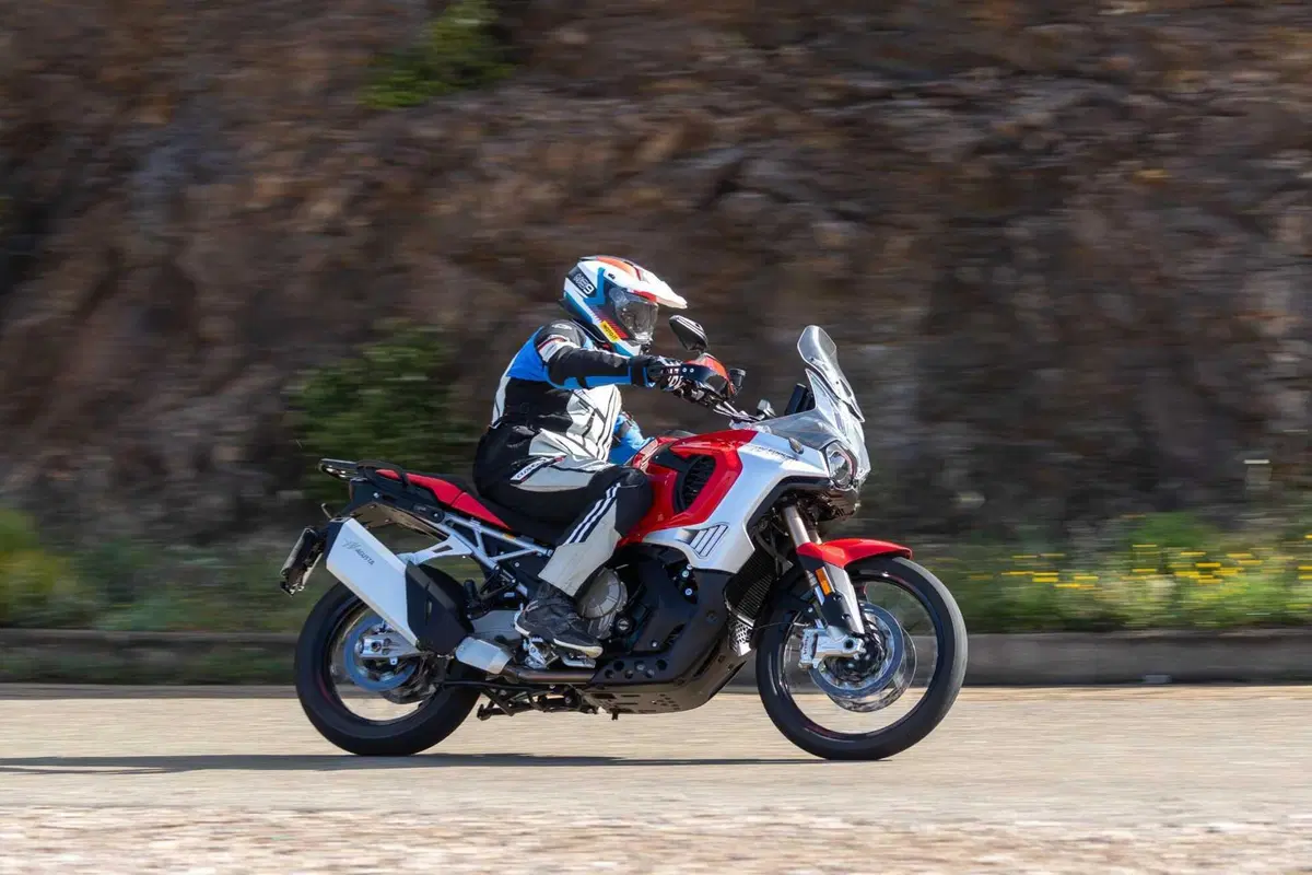 MV Agusta Enduro Veloce TEST: pregi e difetti della prima maxi enduro della Casa italiana [VIDEO] (2)