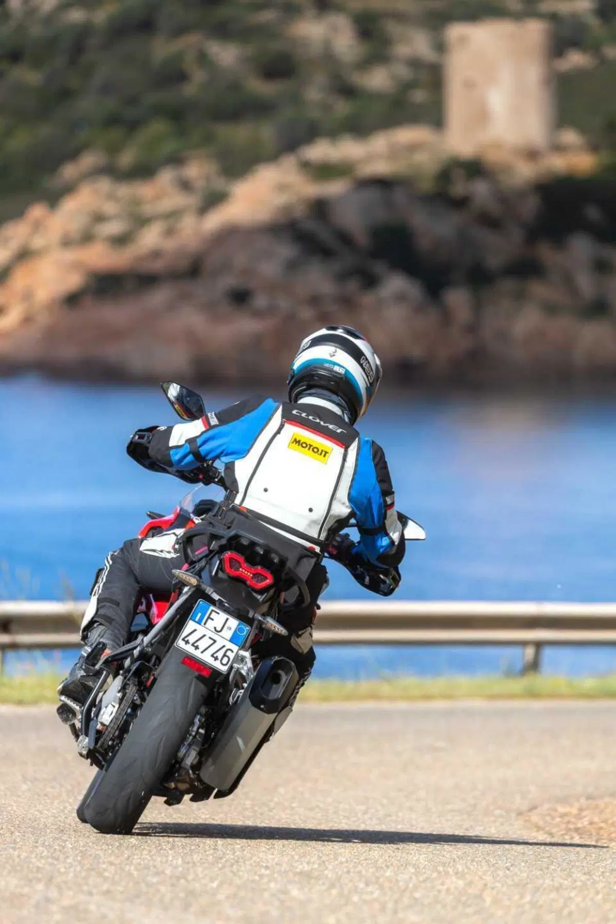 MV Agusta Enduro Veloce TEST: pregi e difetti della prima maxi enduro della Casa italiana [VIDEO] (3)