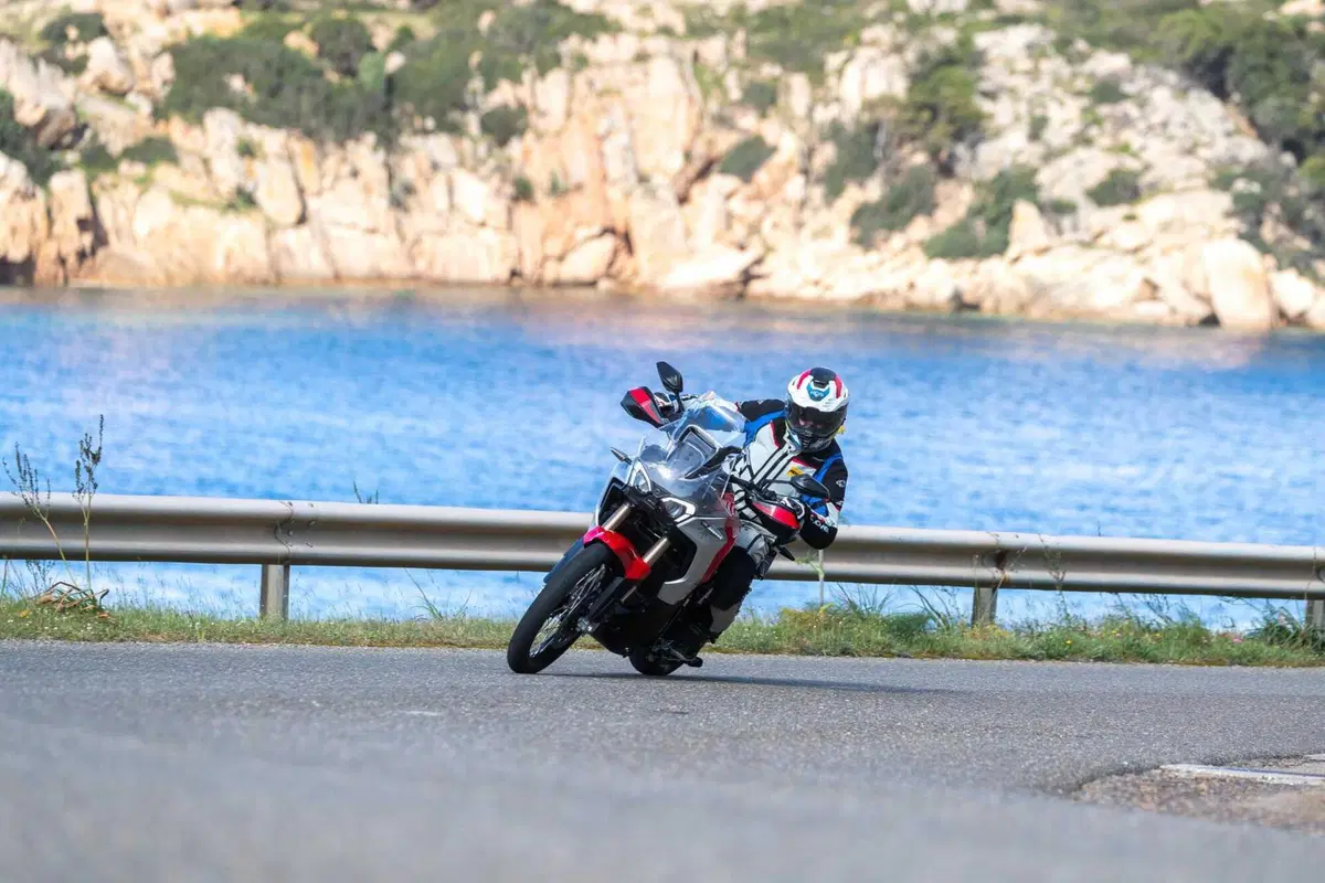 MV Agusta Enduro Veloce TEST: pregi e difetti della prima maxi enduro della Casa italiana [VIDEO] (5)