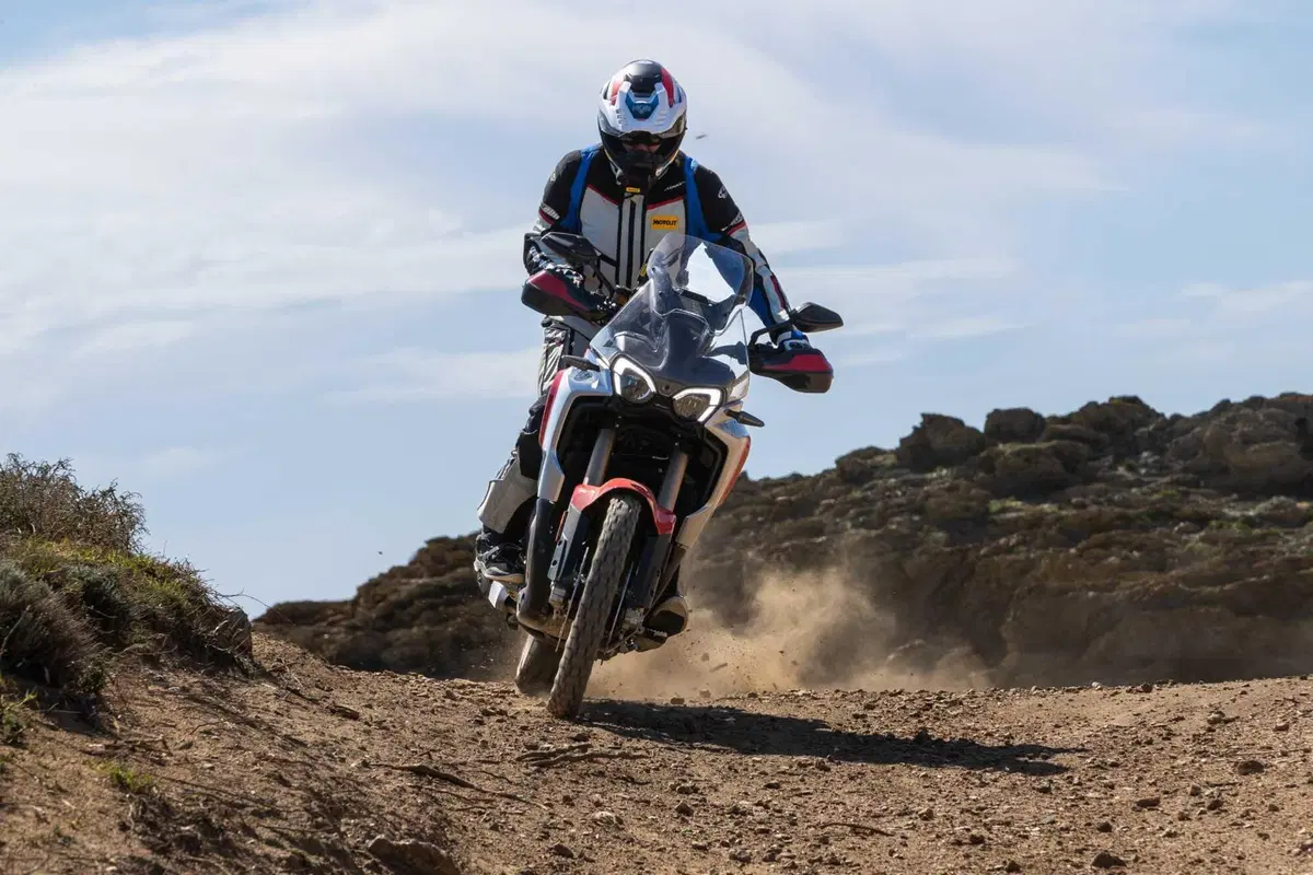 MV Agusta Enduro Veloce TEST: pregi e difetti della prima maxi enduro della Casa italiana [VIDEO] (2)