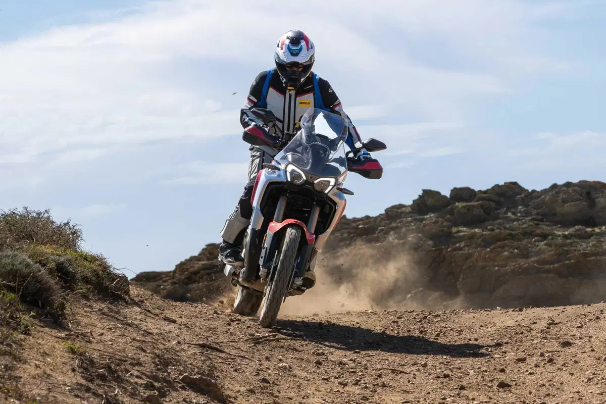 MV Agusta Enduro Veloce TEST: pregi e difetti della prima maxi enduro della Casa italiana [VIDEO] (3)