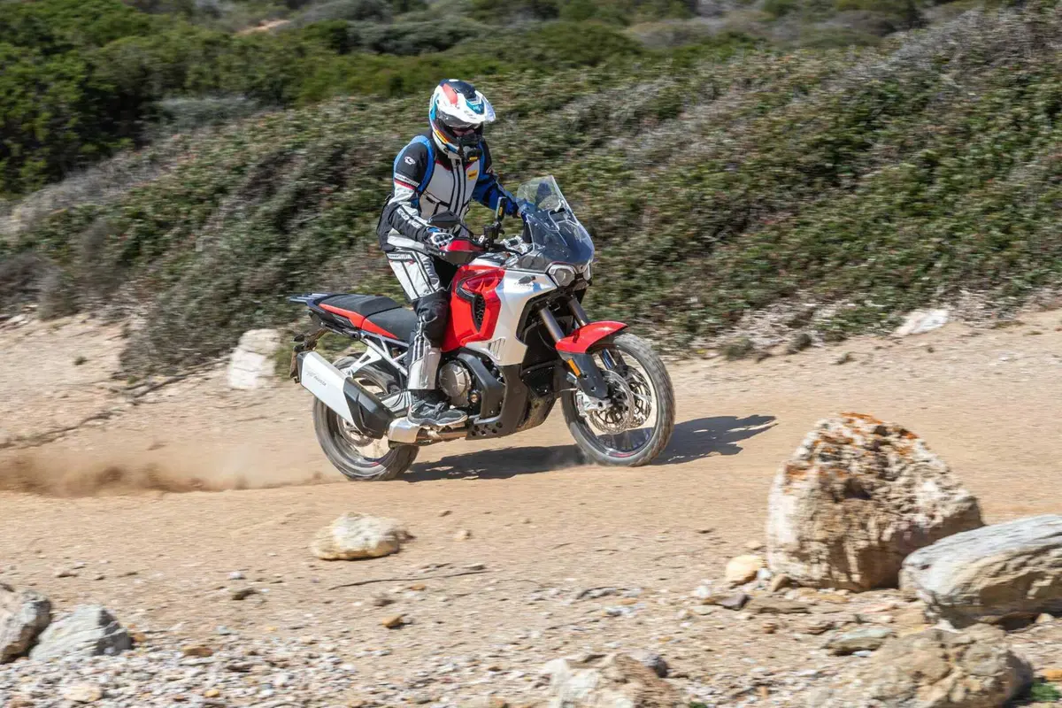 MV Agusta Enduro Veloce TEST: pregi e difetti della prima maxi enduro della Casa italiana [VIDEO] (4)