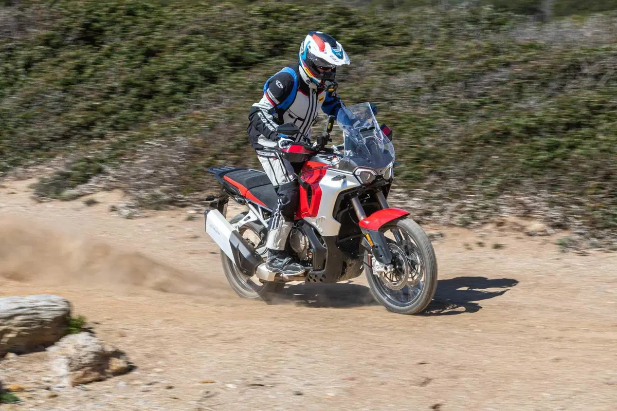MV Agusta Enduro Veloce TEST: pregi e difetti della prima maxi enduro della Casa italiana [VIDEO] (5)