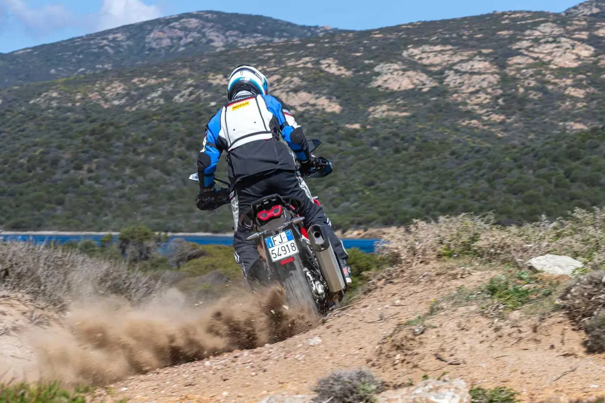 MV Agusta Enduro Veloce TEST: pregi e difetti della prima maxi enduro della Casa italiana [VIDEO] (6)