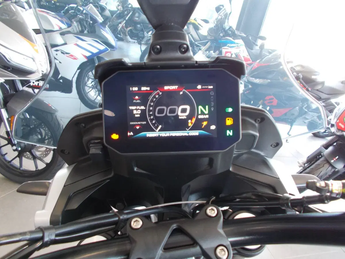 Moto Guzzi V85 Strada (2024 - 26) (8)