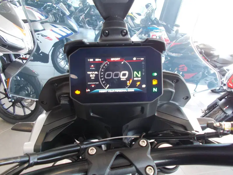 Moto Guzzi V85 Strada (2024 - 26) (8)