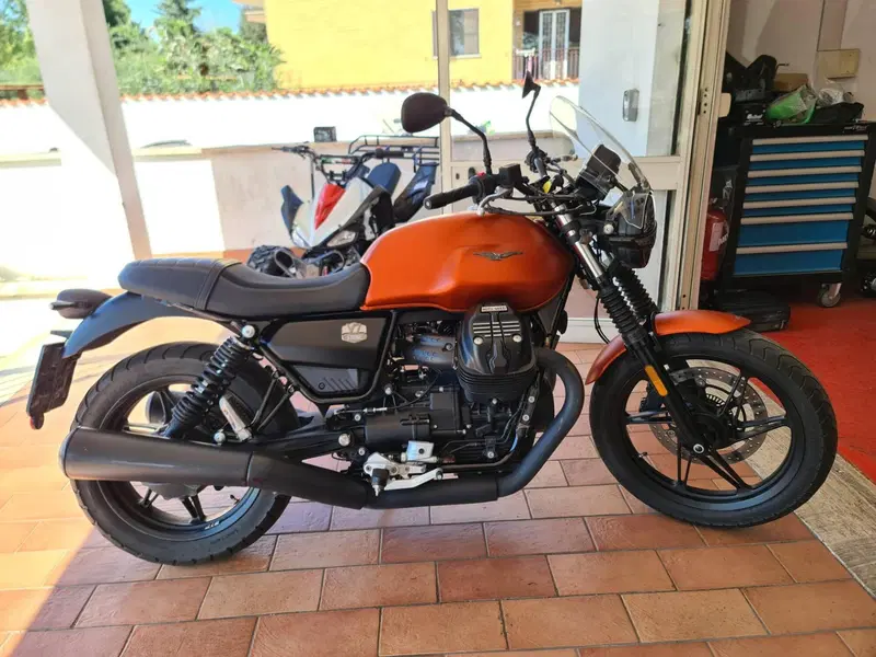 Moto Guzzi V7 Stone (2021 - 24)