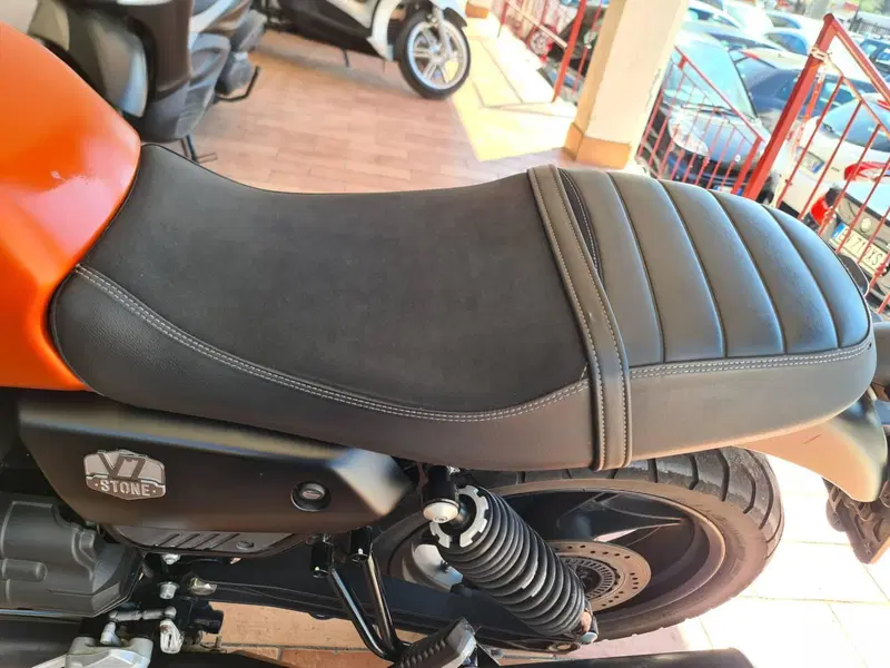 Moto Guzzi V7 Stone (2021 - 24) (7)