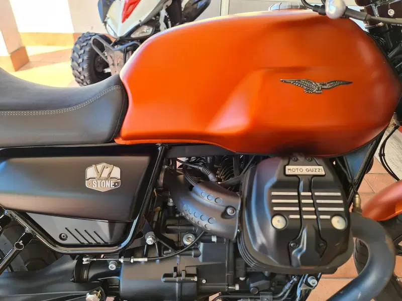 Moto Guzzi V7 Stone (2021 - 24) (8)